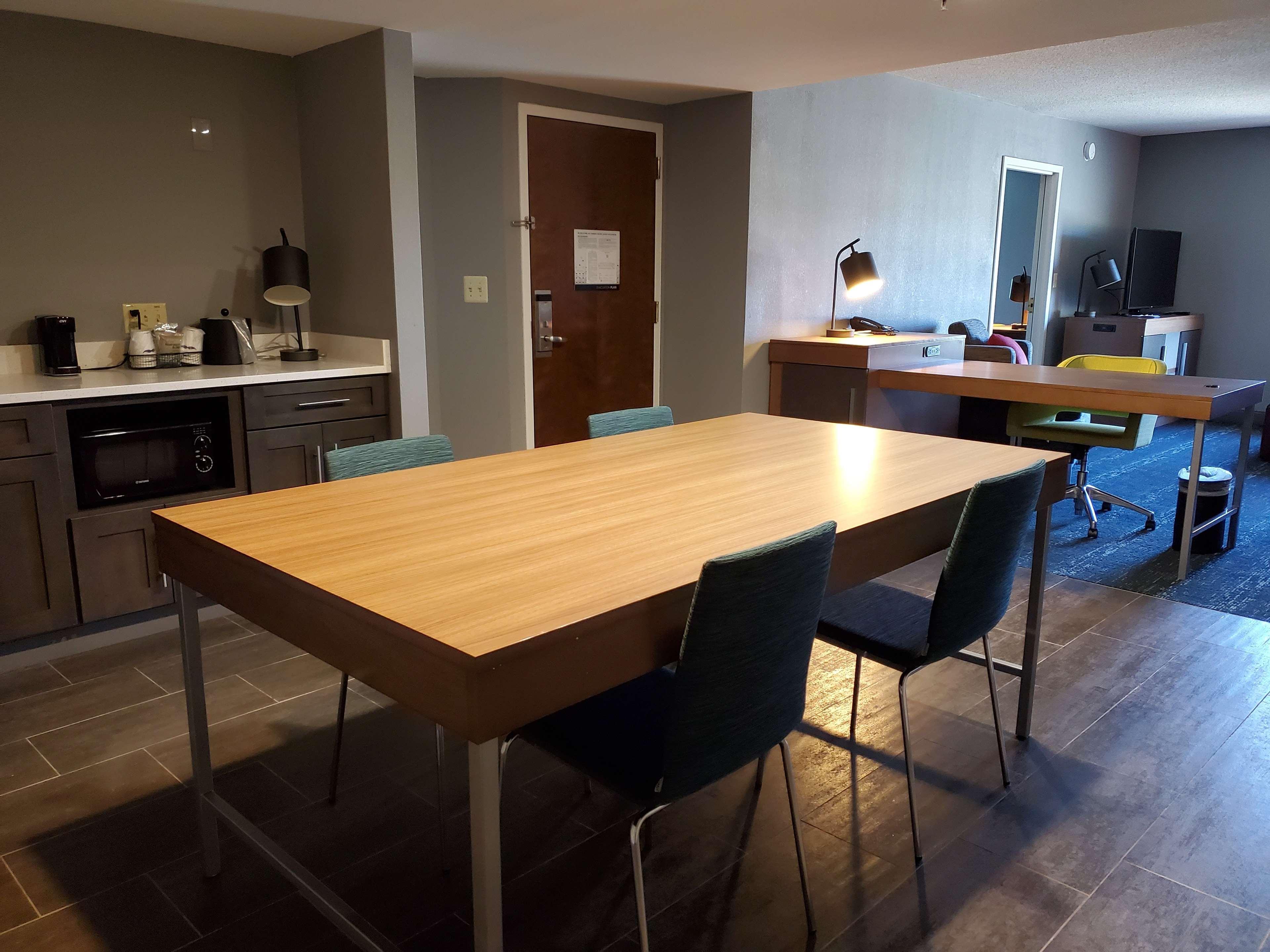 Hampton Inn & Suites Newtown Yardley Exteriör bild