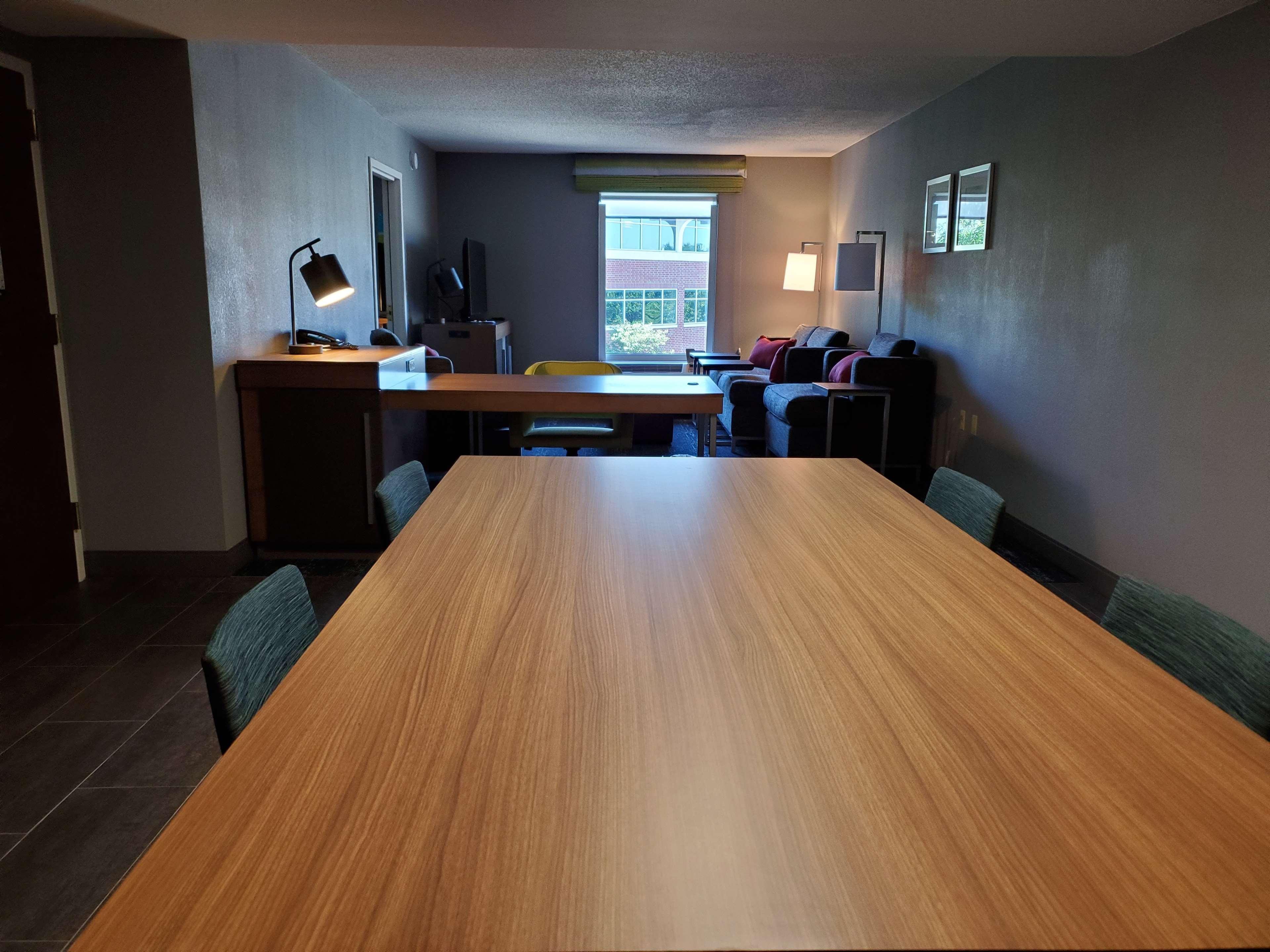 Hampton Inn & Suites Newtown Yardley Exteriör bild