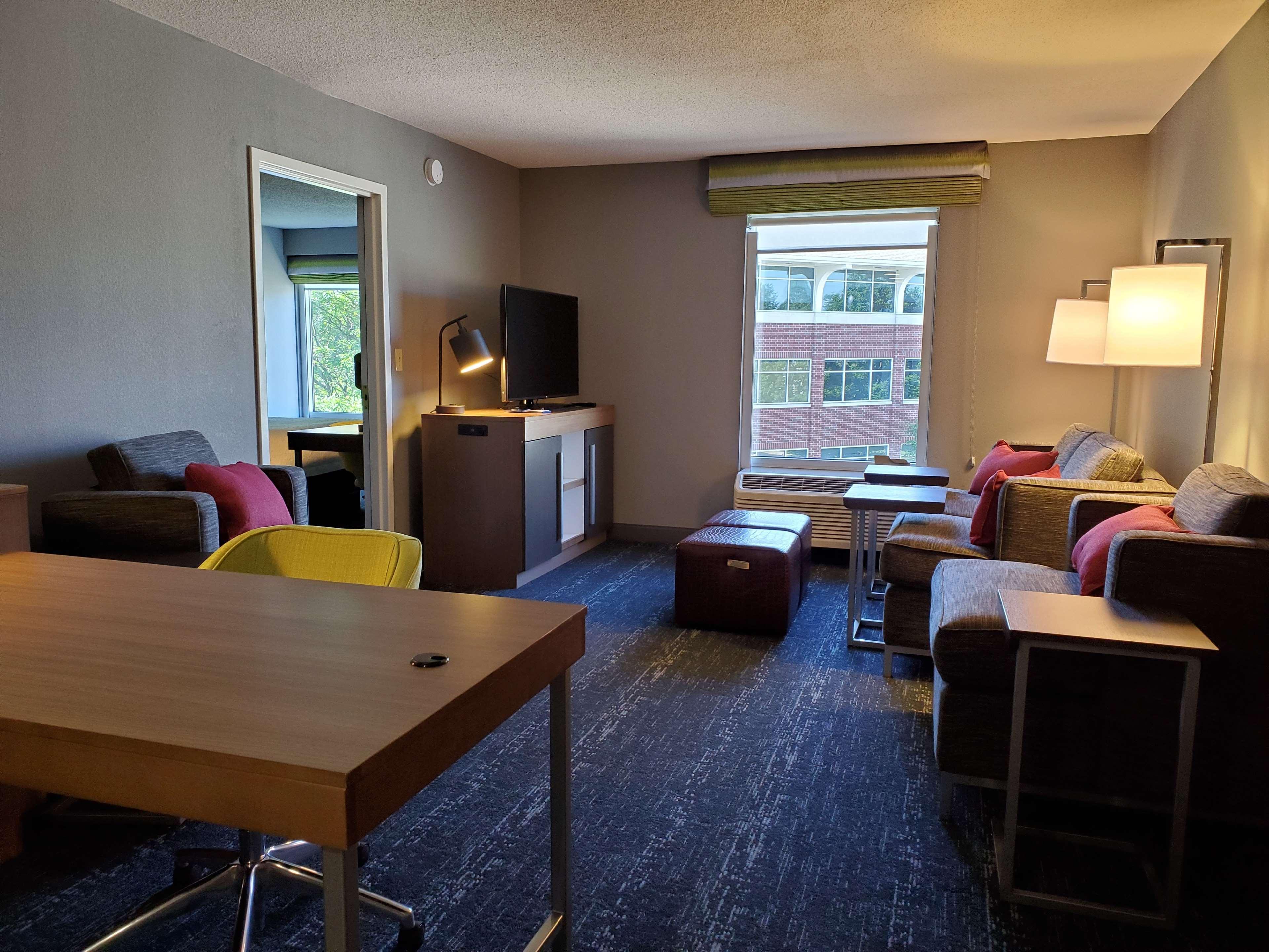 Hampton Inn & Suites Newtown Yardley Exteriör bild
