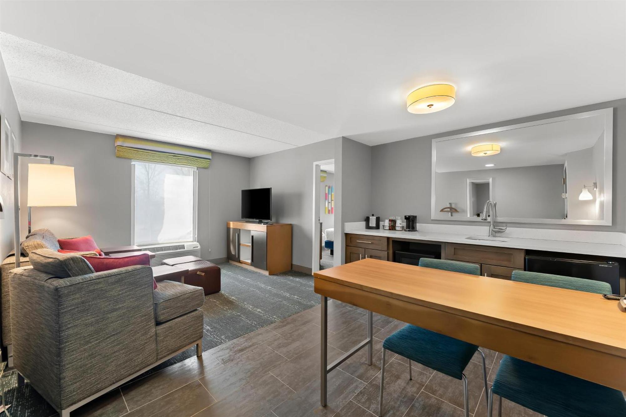 Hampton Inn & Suites Newtown Yardley Exteriör bild