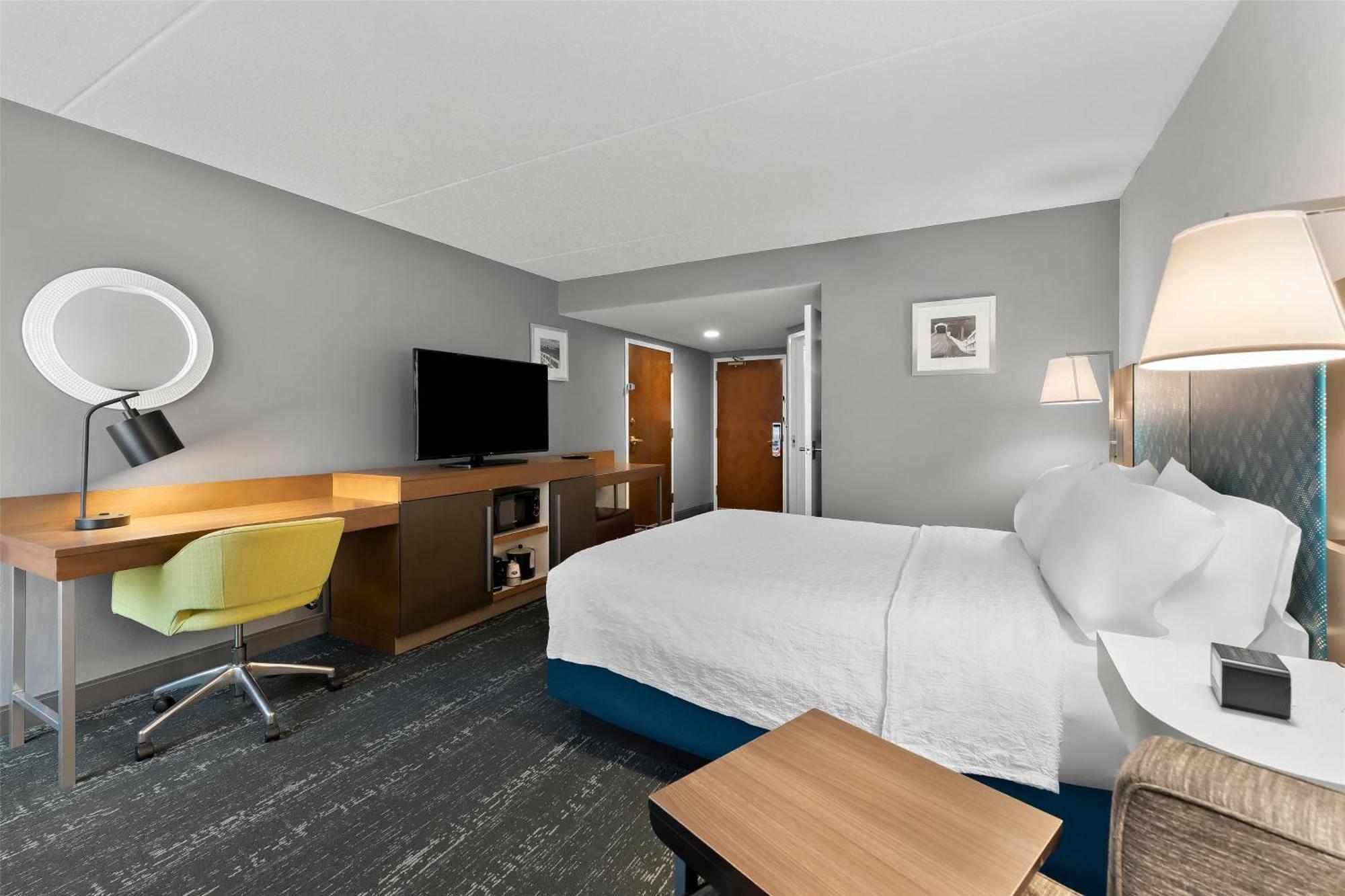 Hampton Inn & Suites Newtown Yardley Exteriör bild